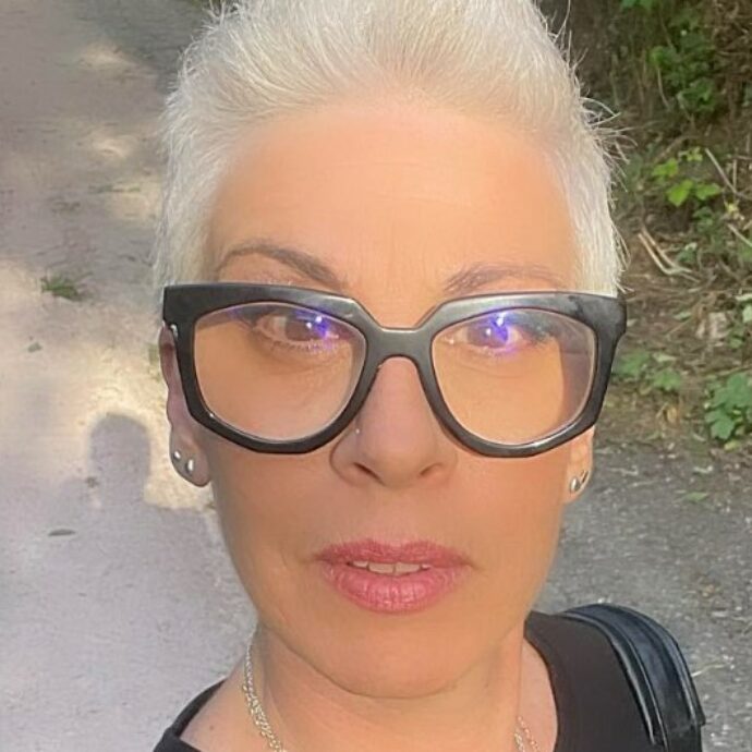 “Non vedo l’ora di cominciare a pulire e disinfettare cadaveri, truccarli per renderli presentabili, ricomporre le lesioni da morte violenta”: la storia di Linda Corsaletti, criminologa che diventa necrofora