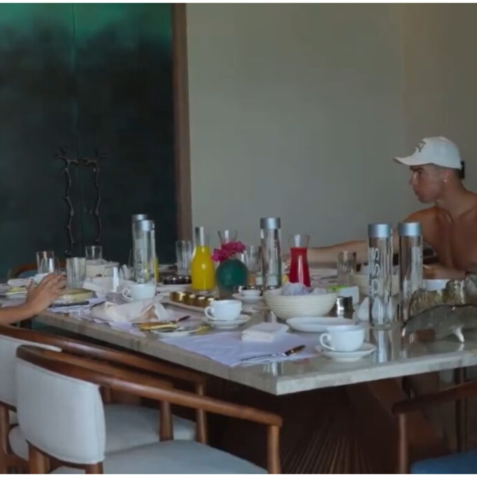 La colazione di casa Ronaldo diventa virale sui social: “Sono un po’ stanco”, dice il figlio. La risposta di papà Cristiano: “Facciamo due ore di allenamento”