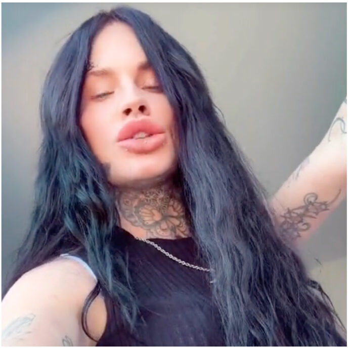 “Ci fissano e ci insultano per strada perché il mio ragazzo è diventato la mia ragazza”: la denuncia di Rob e Kai, vittime dell’omotransfobia