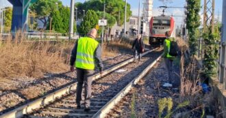 Copertina di Padova, 12enne investita sui binari da un treno merci: le sue condizioni sono gravissime