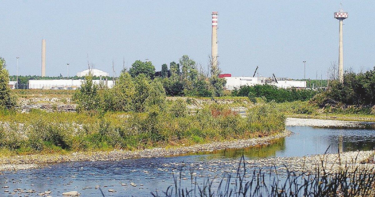 Depositi nucleari, ultima giravolta di Pichetto: ora vuole ammodernare i siti esistenti. “È pericoloso, si trovano su sponde di fiumi a rischio esondazione”