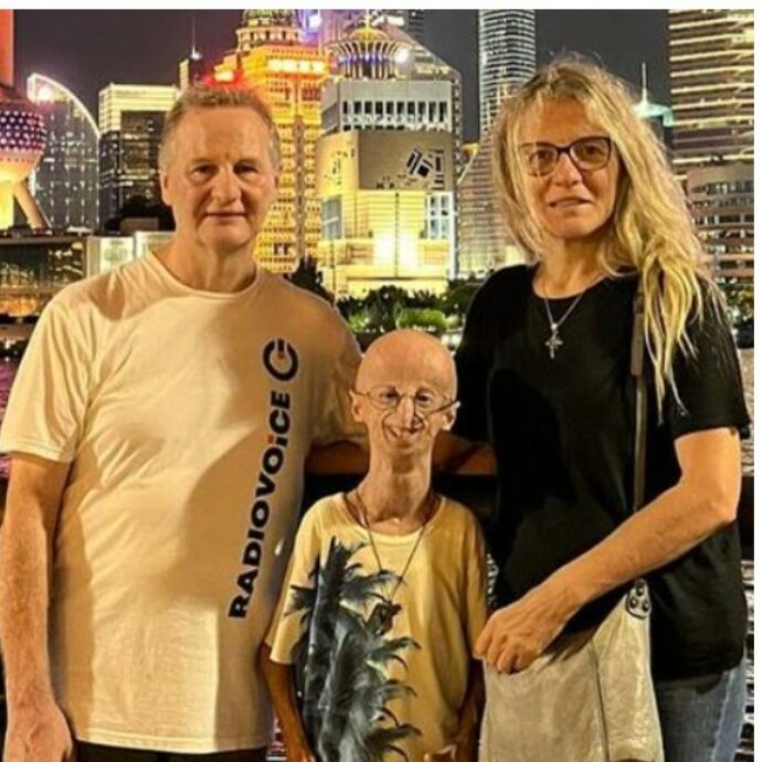 Parla la mamma di Sammy Basso: “I suoi organi sono stati donati alla ricerca, la progeria? Diceva che era il progetto di Dio per lui”. Jovanotti condivide le istruzioni per il funerale