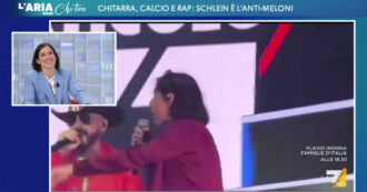 Copertina di Elly Schlein a La7: “Duetto con J-Ax? Mi sono buttata, non potevo rifiutare”. E recita a memoria una strofa della canzone ‘Così com’è’