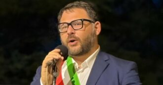 Copertina di “Il sindaco leghista cambia rotta alla processione in barca per fare l’inchino al clan di Scanzano Jonico”: indagato, attacca polizia, avversari e pure il parroco