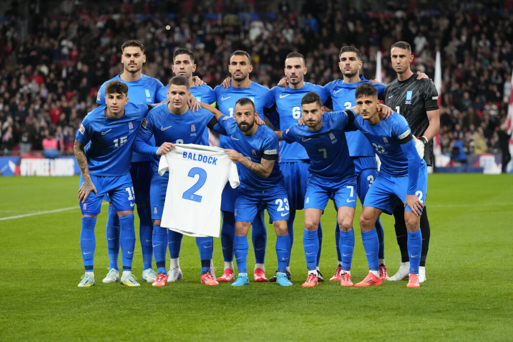 Greece’s team players pose for a picture with a t-shirt in tribute to George Baldock before the UEFA Nations League Group F soccer match between England and Greece at Wembley Stadium in London, Thursday, Oct. 10, 2024. England-born Greece international and Panathinaikos defender George Baldock, who had previously played for Sheffield United, has been found dead in his Athens home on Wednesday. (AP Photo/Kirsty Wigglesworth)

Associated Press/LaPresse