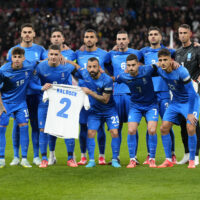 Greece’s team players pose for a picture with a t-shirt in tribute to George Baldock before the UEFA Nations League Group F soccer match between England and Greece at Wembley Stadium in London, Thursday, Oct. 10, 2024. England-born Greece international and Panathinaikos defender George Baldock, who had previously played for Sheffield United, has been found dead in his Athens home on Wednesday. (AP Photo/Kirsty Wigglesworth)

Associated Press/LaPresse