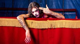 Copertina di “The Freak Show è un omaggio ai circensi che ho amato. A Fedez ho risposto, ma mi sono fermato perché era gossip. Ferragni? Gli influencer non sono tutti uguali”: Naska a tutto campo