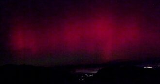 Copertina di Spettacolare aurora boreale nei cieli italiani, così il cielo si è tinto di rosa: le immagini e il time-lapse dal Monte Grappa