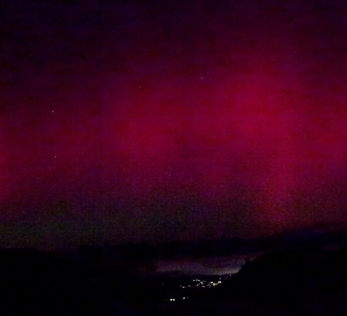 Spettacolare aurora boreale nei cieli italiani, così il cielo si è tinto di rosa: le immagini e il time-lapse dal Monte Grappa