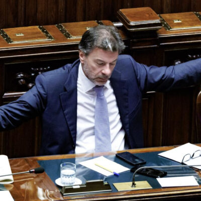 Copertina di Il nuovo Def avrà meno dati. “Così Parlamento aggirato”