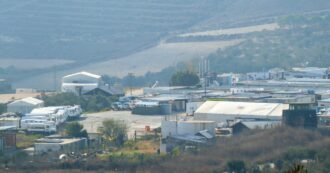 Copertina di Libano, altri due attacchi di Israele alle basi Onu: 2 feriti. Abbattuti muri di quella italiana. Boati su Tel Aviv: “Colpito un drone”