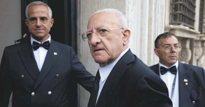 De Luca in bilico anche tra i suoi: fermata la nota dei segretari campani in sua difesa