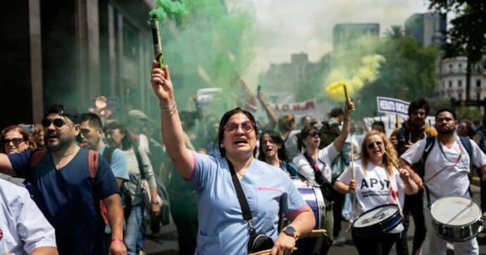 Argentina, governo Milei minaccia la chiusura dell’ospedale Laura Bonaparte di Buenos Aires: i medici lo occupano per protesta