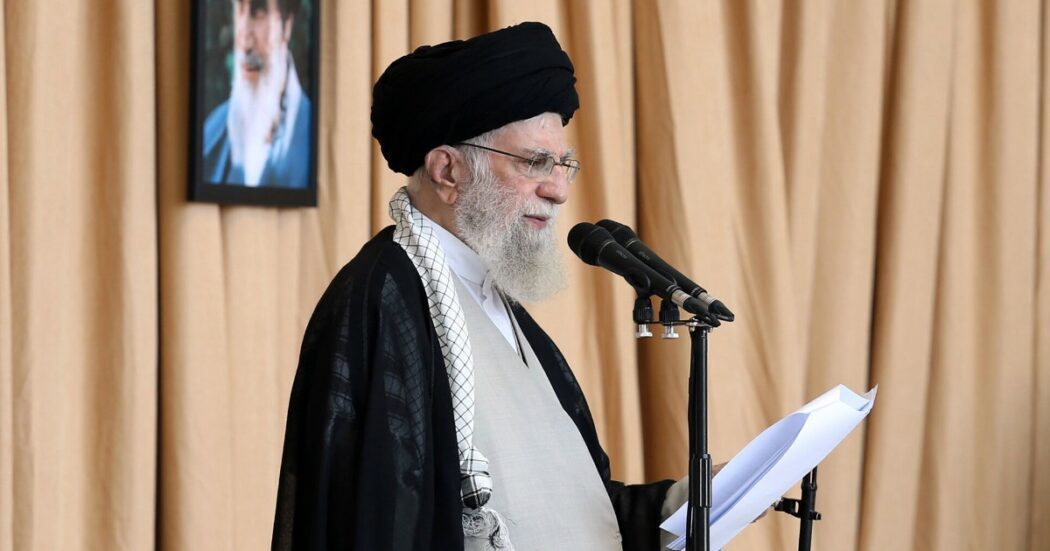 https://st.ilfattoquotidiano.it/wp-content/uploads/2024/10/12/Khameini_Iran-1050x551.jpg