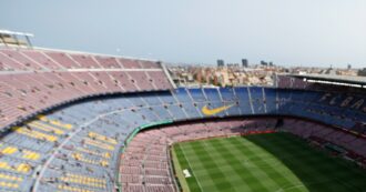 Copertina di Barcellona, maxi rissa tra 30 operai nel cantiere del Camp Nou: le persone coinvolte sono state licenziate