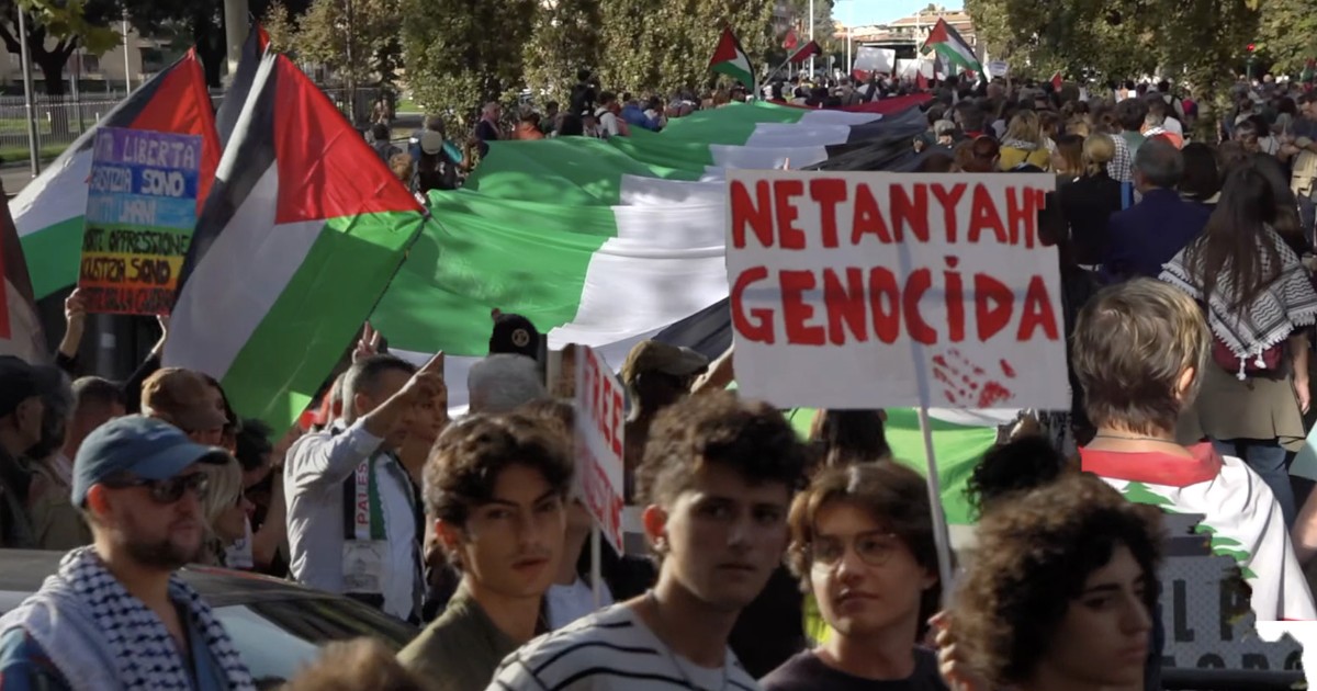 Nuovo corteo pro Palestina a Roma una settimana dopo gli scontri: bandiere palestinesi, slogan e cartelli contro Israele e Netanyahu