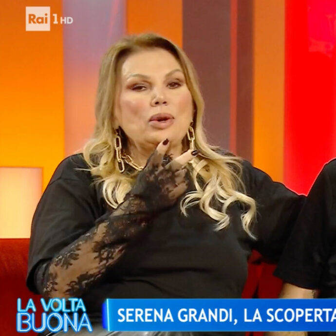 “Il coming out di mio figlio? Io sono cresciuta con gli omosessuali, anche il mio truccatore… quando me l’ha detto, io mi sono subito presa la colpa”: Serena Grandi a La Volta Buona