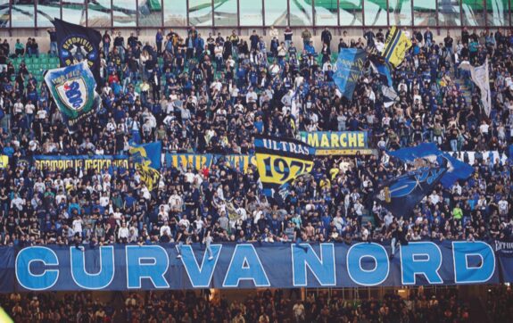 Milan & Inter. Ricatto-biglietti? Il rimedio c’è. Fuori i 2000 violenti, dentro le scolaresche