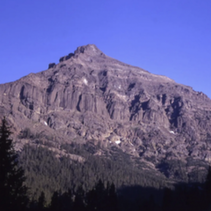 “Non riesco a sentire più le dita ma non dimenticherò mai questo giorno”: il messaggio inquietante lasciato sulla cima dell’Eagle Peak da un escursionista scomparso