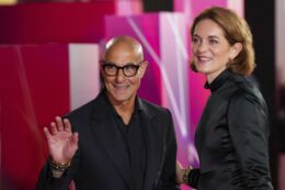 Copertina di Stanley Tucci: “Il tumore alla lingua? È stato terribile, il sapore in bocca era orribile. Non volevo seguire la terapia standard, ma mia moglie si è opposta”