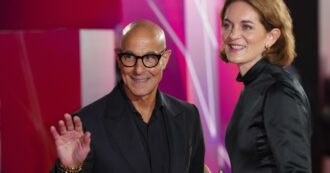 Copertina di Stanley Tucci: “Il tumore alla lingua? È stato terribile, il sapore in bocca era orribile. Non volevo seguire la terapia standard, ma mia moglie si è opposta”