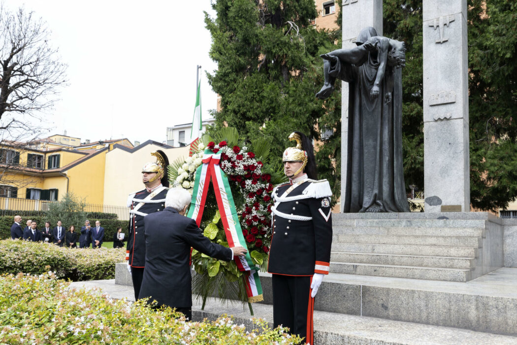 Il presidente della Repubblica Sergio Mattarella al Monumento ai piccoli martiri di Gorla di Milano in occasione della cerimonia per l’ottantesimo anniversario del bombardamento che nel 1944 uccise 184 bambini nel quartiere milanese, Milano, 14 ottobre 2024. ANSA/FRANCESCO AMMENDOLA/US QUIRINALE +++ NO SALES, EDITORIAL USE ONLY +++ NPK +++