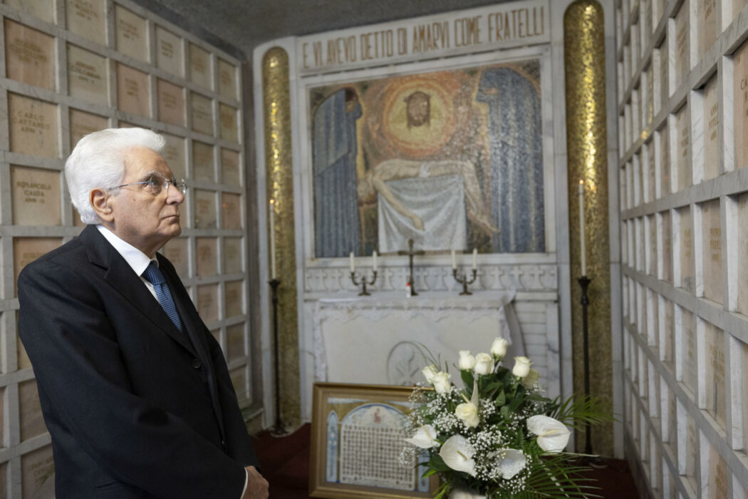 Il presidente della Repubblica Sergio Mattarella al Monumento ai piccoli martiri di Gorla di Milano in occasione della cerimonia per l’ottantesimo anniversario del bombardamento che nel 1944 uccise 184 bambini nel quartiere milanese, Milano, 14 ottobre 2024. ANSA/FRANCESCO AMMENDOLA/US QUIRINALE +++ NO SALES, EDITORIAL USE ONLY +++ NPK +++