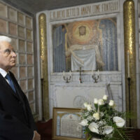 Il presidente della Repubblica Sergio Mattarella al Monumento ai piccoli martiri di Gorla di Milano in occasione della cerimonia per l’ottantesimo anniversario del bombardamento che nel 1944 uccise 184 bambini nel quartiere milanese, Milano, 14 ottobre 2024. ANSA/FRANCESCO AMMENDOLA/US QUIRINALE +++ NO SALES, EDITORIAL USE ONLY +++ NPK +++