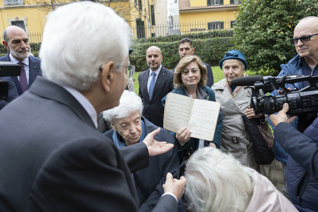 Il presidente della Repubblica Sergio Mattarella al Monumento ai piccoli martiri di Gorla di Milano in occasione della cerimonia per l’ottantesimo anniversario del bombardamento che nel 1944 uccise 184 bambini nel quartiere milanese, Milano, 14 ottobre 2024. ANSA/FRANCESCO AMMENDOLA/US QUIRINALE +++ NO SALES, EDITORIAL USE ONLY +++ NPK +++