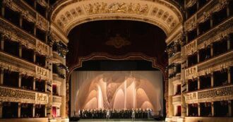 Copertina di Onde di luce e musica: la prima del “Simon Boccanegra” di Verdi incanta il Teatro San Carlo con una scenografia visionaria. E Napoli diventa città del design con Edit