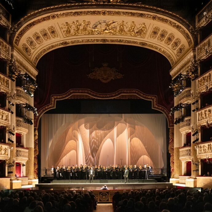 Onde di luce e musica: la prima del “Simon Boccanegra” di Verdi incanta il Teatro San Carlo con una scenografia visionaria. E Napoli diventa città del design con Edit