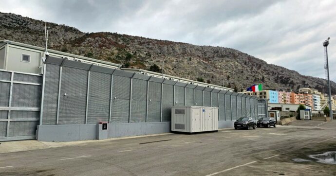 Prime navi in Albania: 16 migranti nei due nuovi centri