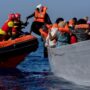 Copertina di Sbarchi di migranti dalla Libia: +87% nel 2025. I dati di Frontex e il “calo” che non è mai esistito