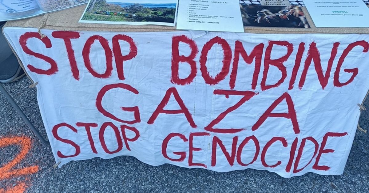 Annullata la multa all’apicoltore di Desio che si era rifiutato di togliere lo striscione “stop bombing Gaza” dal banco del mercato