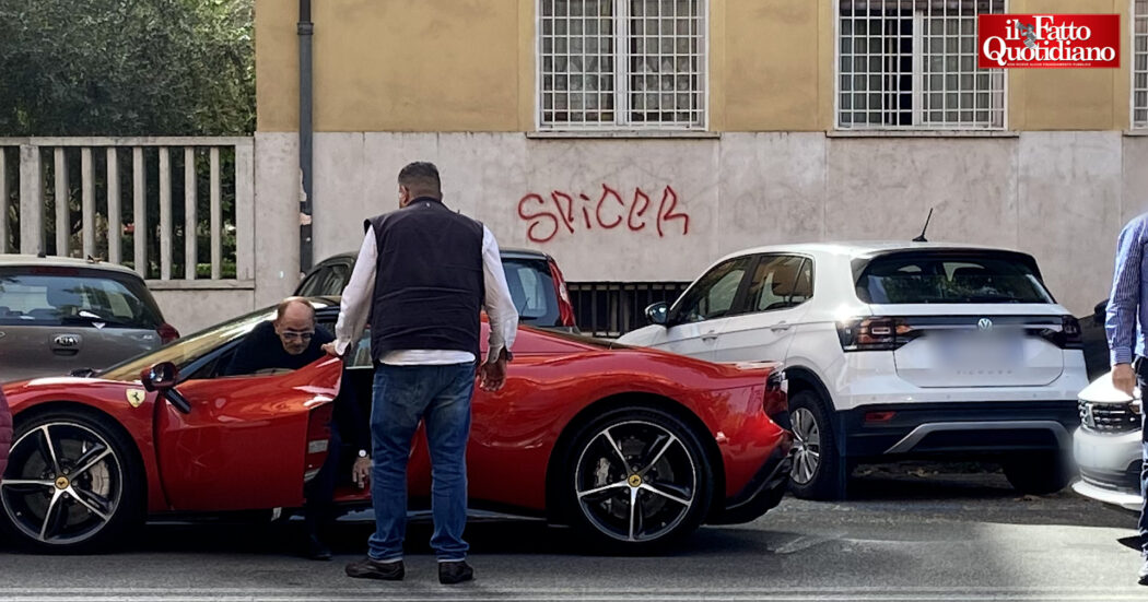 Il pit stop di Antonio Angelucci nel centro di Roma: il senatore leghista scende dalla sua Ferrari per salire a bordo dell’auto di scorta