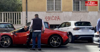 Il pit stop di Angelucci nel centro di Roma: il senatore scende dalla sua Ferrari e sale sull