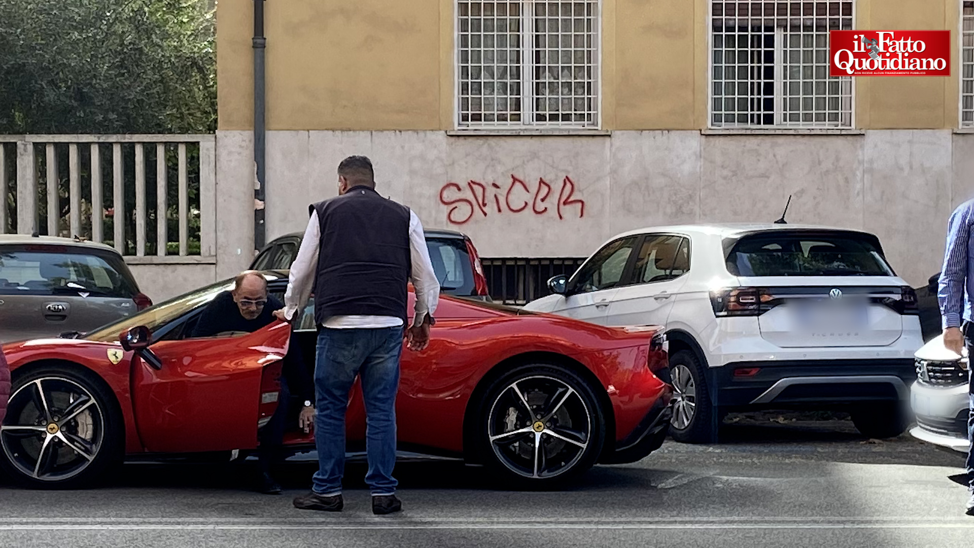 Il pit stop di Antonio Angelucci nel centro di Roma: il senatore leghista scende dalla sua Ferrari per salire a bordo dell’auto di scorta