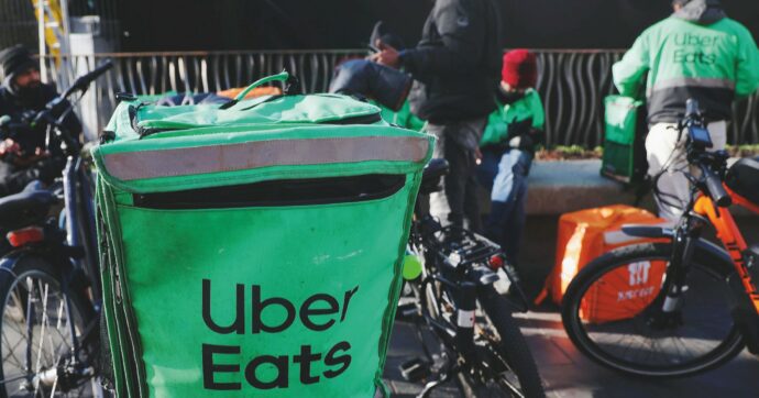 Copertina di Uber Eats dovrà  risarcire i rider licenziati: 3,8 milioni da dividere tra 1.400 lavoratori