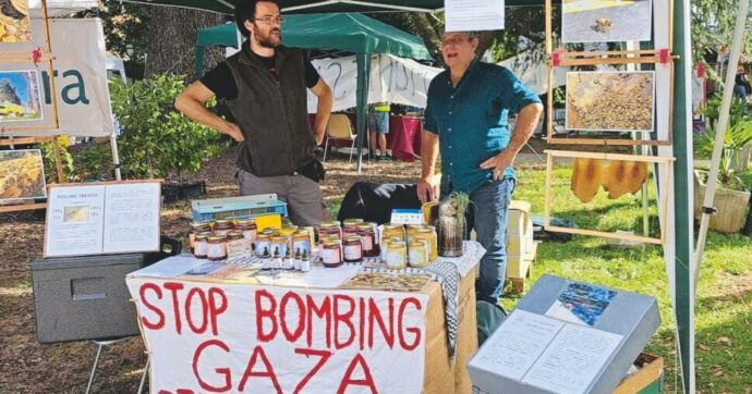 “Stop  bombing Gaza”, multa da 430 euro per apicoltore che ha esposto lo striscione
