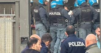 Copertina di Roma, sgombero a Torre Maura: cacciate 96 persone, tra loro anche bambini