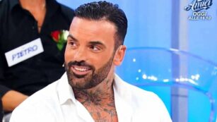 Copertina di Notti bollenti con due dame nella Smart, poi tronca con entrambe: Mario Cusitore scatenato a Uomini e Donne