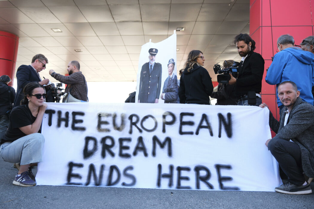 Activists, holding pictures of the Italian and Albanian premiers dressed as police officers, protest at the entrance of the port of Shengjin, northwestern Albania, Wednesday, Oct. 16, 2024, following the arrival of an Italian navy ship carrying the first group of migrants who were intercepted in international waters. (AP Photo/Vlasov Sulaj) 


associated Press / LaPresse
Only italy and Spain