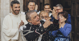 Copertina di Nino Frassica: “Raoul è troppo bello, al suo fianco ci perdo. Vicino voglio solo brutti”. Bova risponde: “Lui è la musica della recitazione”: le star di Don Matteo 14