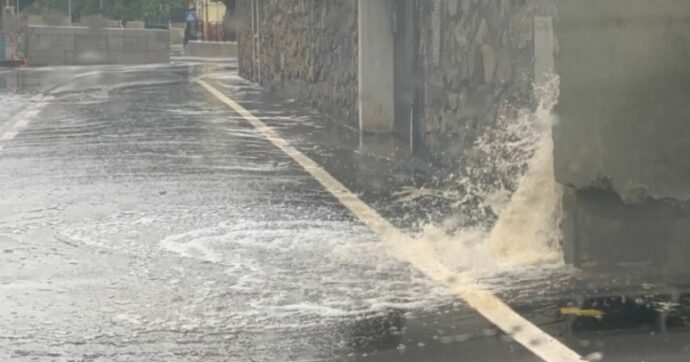 Allerta meteo in Liguria: torrenti esondati nel Savonese, linea ferroviaria Genova-Ventimiglia interrotta. Scuole chiuse a La Spezia, Genova e Savona