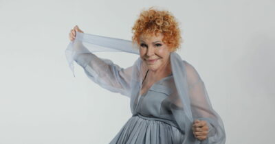 Copertina di È morta Ornella Vanoni, se ne va “una bellissima ragazza”, il serpente con la luccicanza e mani senza fine – Il ritratto