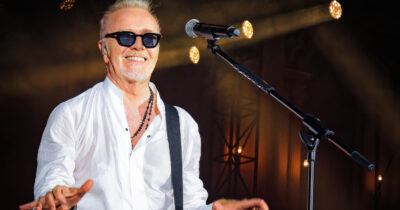 Copertina di “La malattia mi ha spinto a ripensare la mia vita. Mi sono detto ‘vivi serenamente quel che ti resta, non sbatterti più’. È l’ultimo tour”: lo rivela Umberto Tozzi