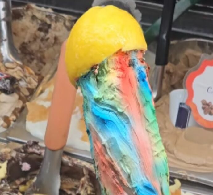 “Tu si ‘na cosa grande”, l’opera di Gaetano Pesce ora è anche un gelato: l’omaggio di una gelateria all’installazione dedicata a Pulcinella