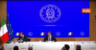 Copertina di Fuoriprogramma per il viceministro Leo, rompe il bicchiere in conferenza stampa. Giorgetti: “Non so se è ben augurante…”