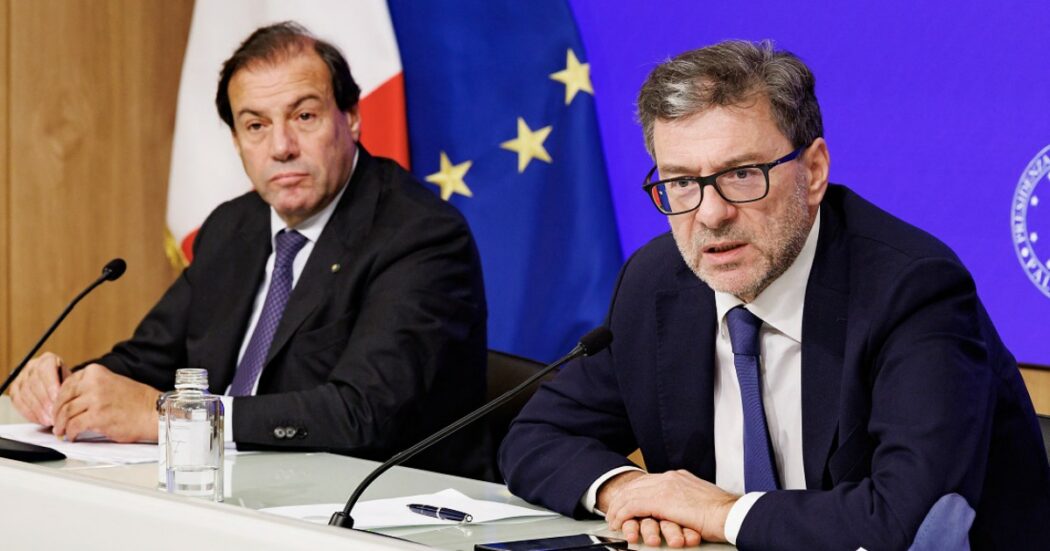 Manovra, Giorgetti: “Sacrifici? Per le banche”. Ma i single avranno meno detrazioni e nel 2025 per la sanità arrivano solo 900 milioni in più