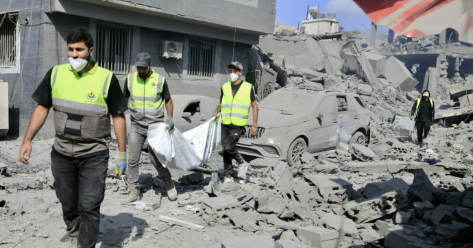 Libano, Israele bombarda Nabatyieh, 16 morti tra cui il sindaco. Cnn: “Il piano contro l’Iran è pronto”: Scholz: “Continueremo a mandare armi a Tel Aviv”